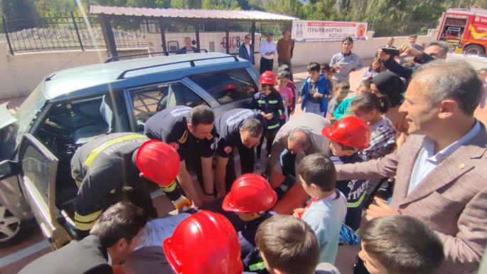 Uzundere'de yaya geçidi kırmızıya boyandı, kaza tatbikatı yapıldı