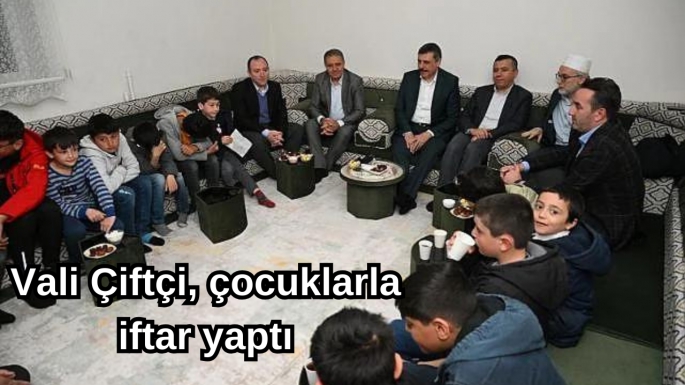 Vali Çiftçi, çocuklarla iftar yaptı