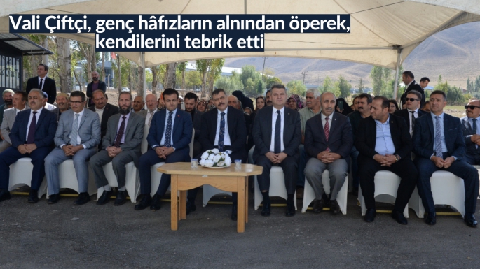 Vali Çiftçi, genç hâfızların alnından öperek, kendilerini tebrik etti.