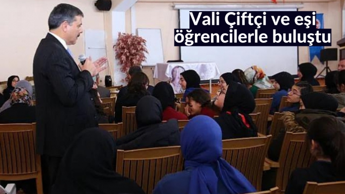 Vali Çiftçi ve eşi öğrencilerle buluştu