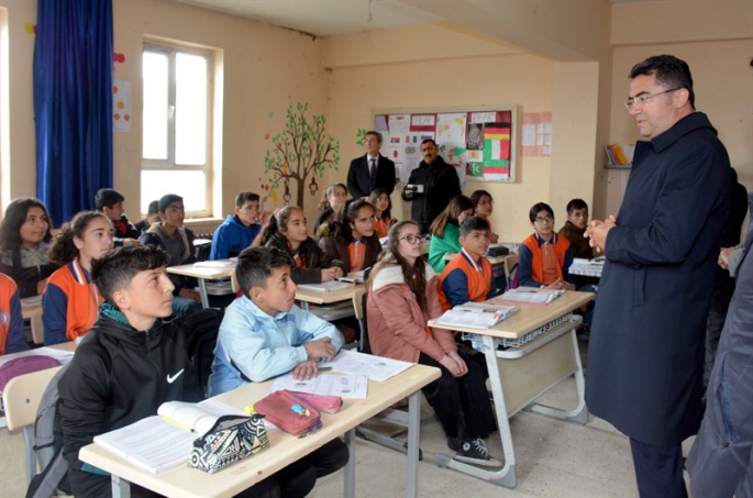 Vali Memiş: Ekibimizle kapı kapı dolaşıp gönderdiğiniz bütün yardımları afetzede kardeşlerimize ulaştırdık