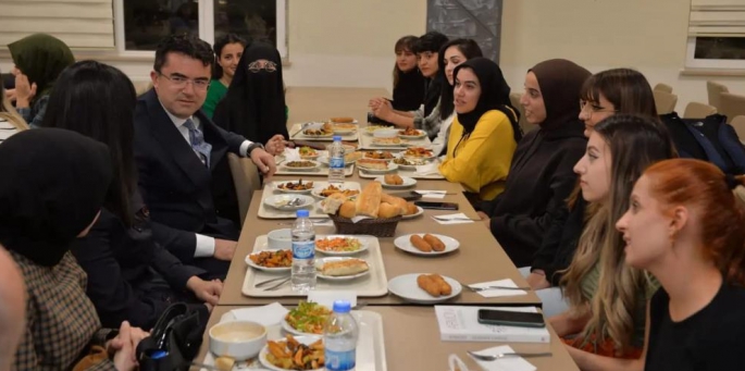 Vali Memiş gelen şikayetler üzerine KYK yurtlarında denetimlerde bulundu