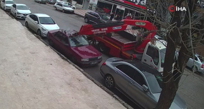 Vinç park halindeki iki otomobili biçti
