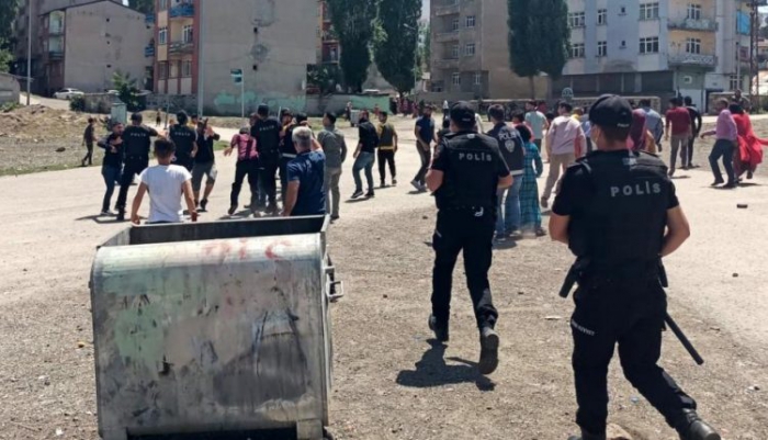 Yabancı uyruklu çocukların taş oyunu bıçaklı, taşlı kavgaya döndü: 2 yaralı, 7 gözaltı