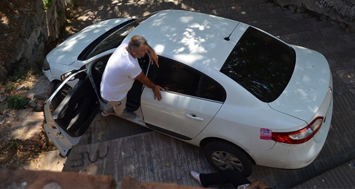 Yol sandığı merdivenlerden uçtu, saatlerce aracın üzerinde bekledi
