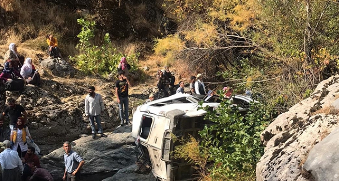 Yolcu minibüsü devrildi: 2 ölü, 2’si ağır 5 yaralı