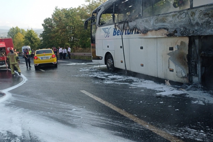 Yolcu otobüsü alev alev yandı; karayolu ulaşıma kapandı