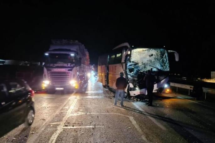 Yolcu otobüsü tıra arkadan çarptı, 7 kişi yaralandı