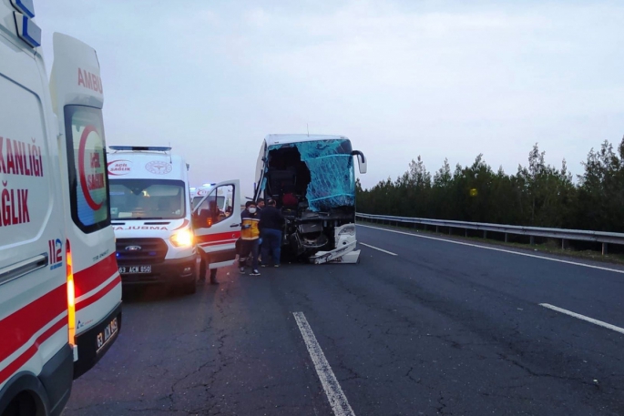 Yolcu otobüsü tırla çarpıştı: 10 yaralı