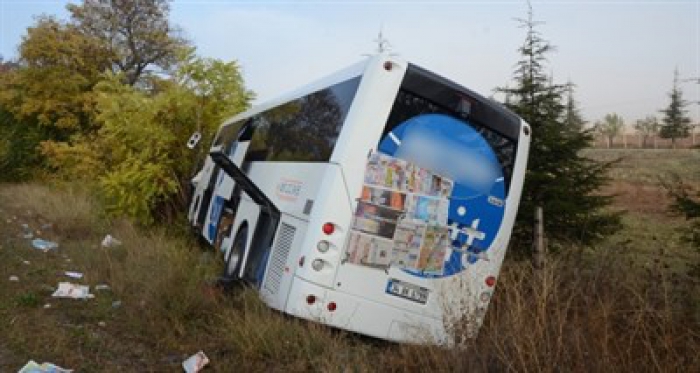 Yolcu otobüsüyle kamyon çarpıştı! 15 yaralı