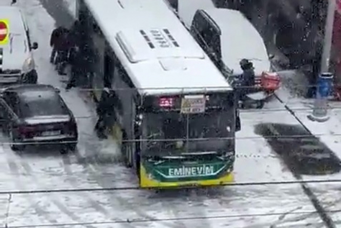 Yolda kalan İETT otobüsünü vatandaşlar itti