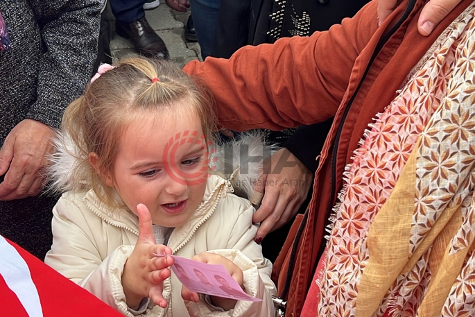 Yürekler dağlandı: Babasının fotoğrafını annesine işte böyle gösterdi