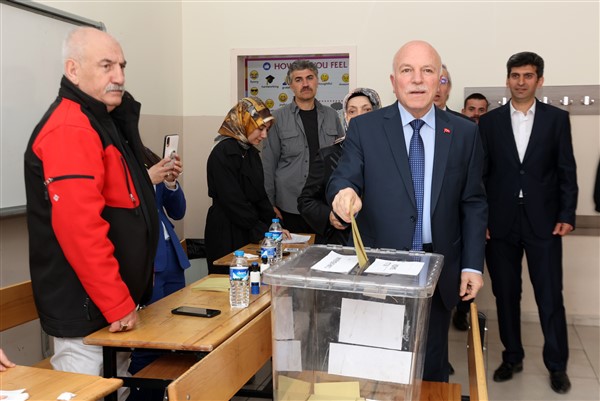 BAŞKAN SEKMEN OYUNU KULLANDI
