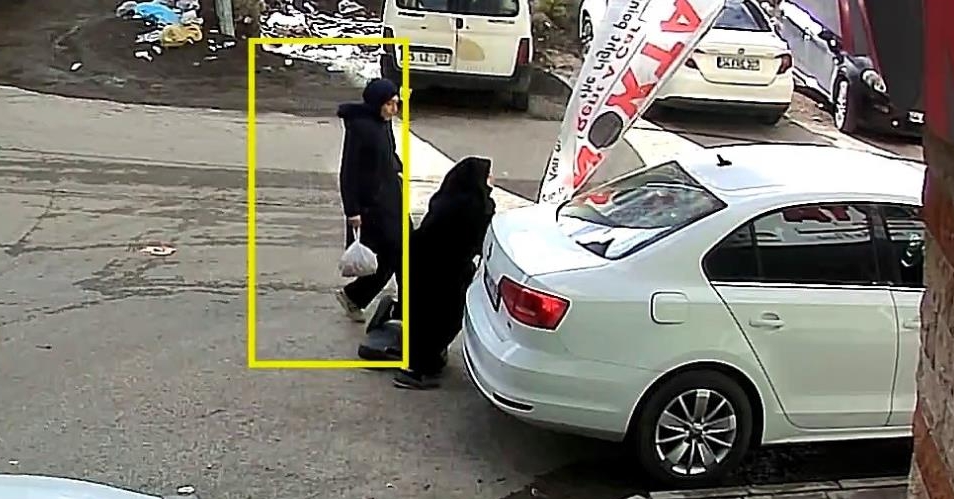 Erzurum'da Araba çarpmasın diye yolu kontrol ederken reklam direğine çarptı