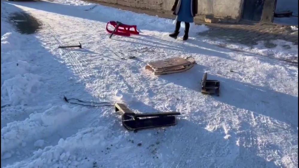 Erzurum'da karne günü iki kardeş kızakla kayarken otomobilin altında kaldı