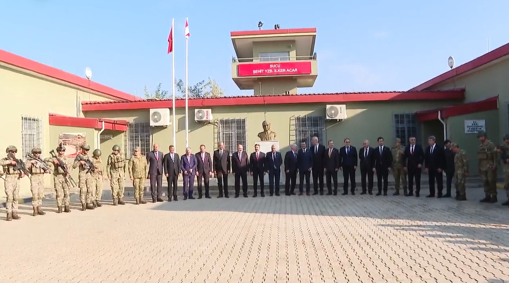 Millî Savunma Bakanı Akar  TBMM Millî Savunma Komisyonu Başkanı Ahmet Aydın ve Komisyon üyesi milletvekilleri Suriye sınırının sıfır noktasında buluştu